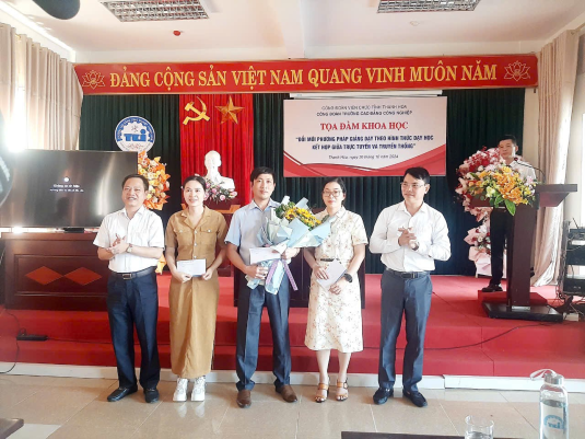 Tọa đàm khoa học Đổi mới phương pháp giảng dạy theo hình thức dạy học kết hợp giữa trực tuyến và truyền thống